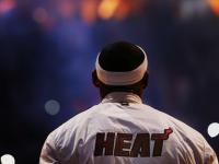 开云官网-赛道上的逆袭，拉塞尔高光表现，哈斯鏖战迈凯伦的战术博弈