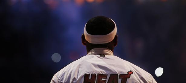 开云官网-赛道上的逆袭，拉塞尔高光表现，哈斯鏖战迈凯伦的战术博弈