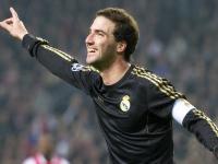 开云体育官方网站-孤骑破围，勒克莱尔扛旗逆转，法拉利绝境中的领袖觉醒