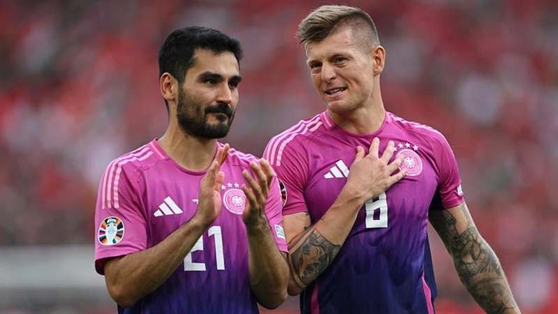 火爆足球对决，球员拼尽全力，敬畏对手令人感动！的简单介绍