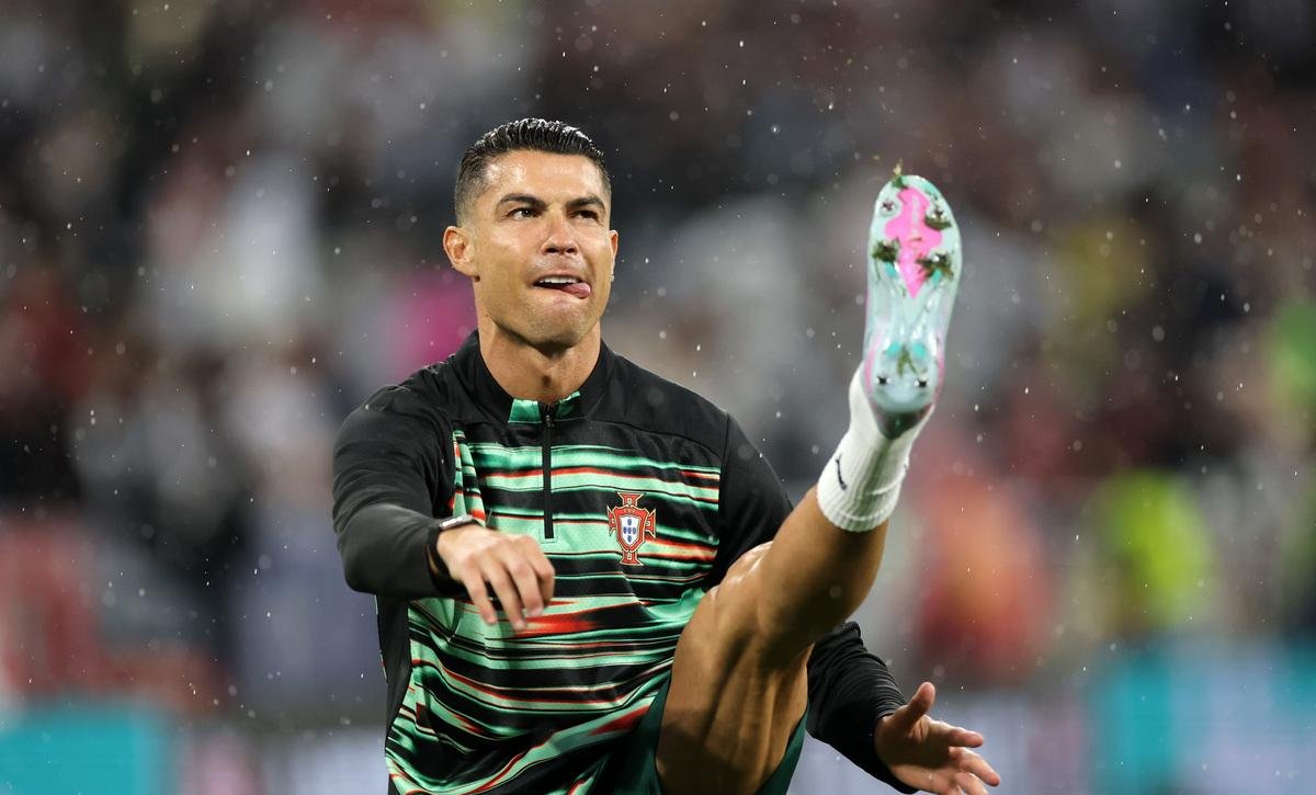 火爆足球对决，球员拼尽全力，敬畏对手令人感动！的简单介绍