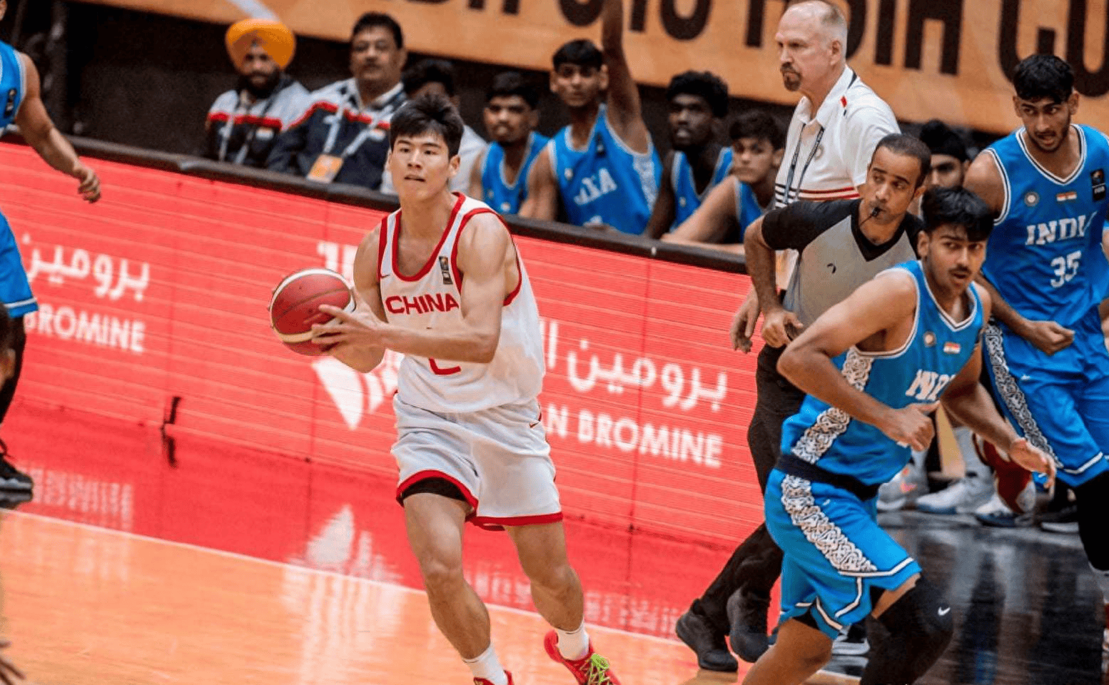 球员在比赛中展现出高超的个人技术 球员在比赛中展现出高超的个人技术