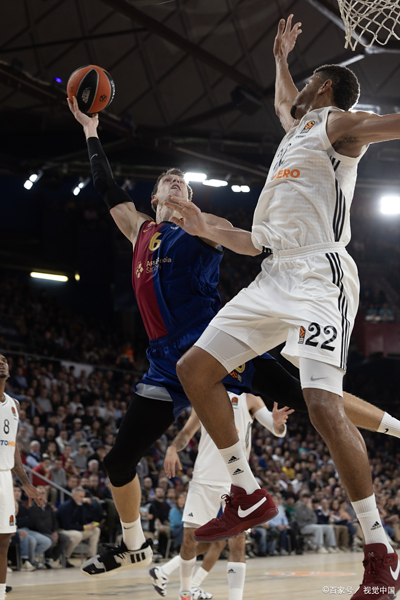 球员在比赛中展现出高超的个人技术 球员在比赛中展现出高超的个人技术