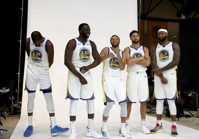 局势紧张!双方战队谁能在场上占据优势 局势紧张!双方战队谁能在场上占据优势