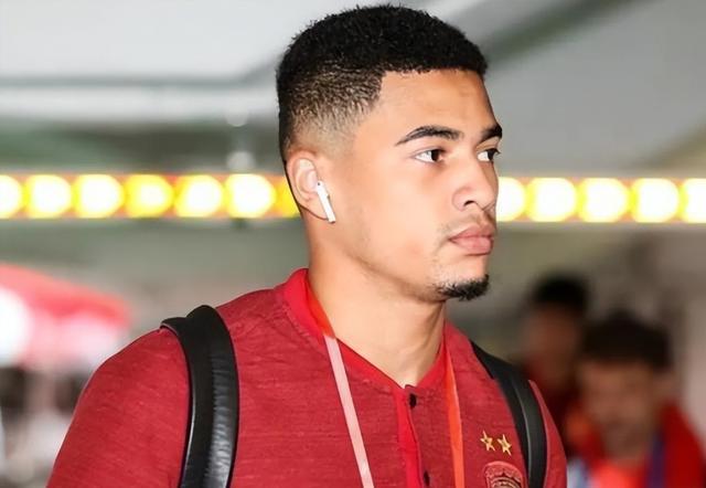 著名教练签约新球队，引发热议