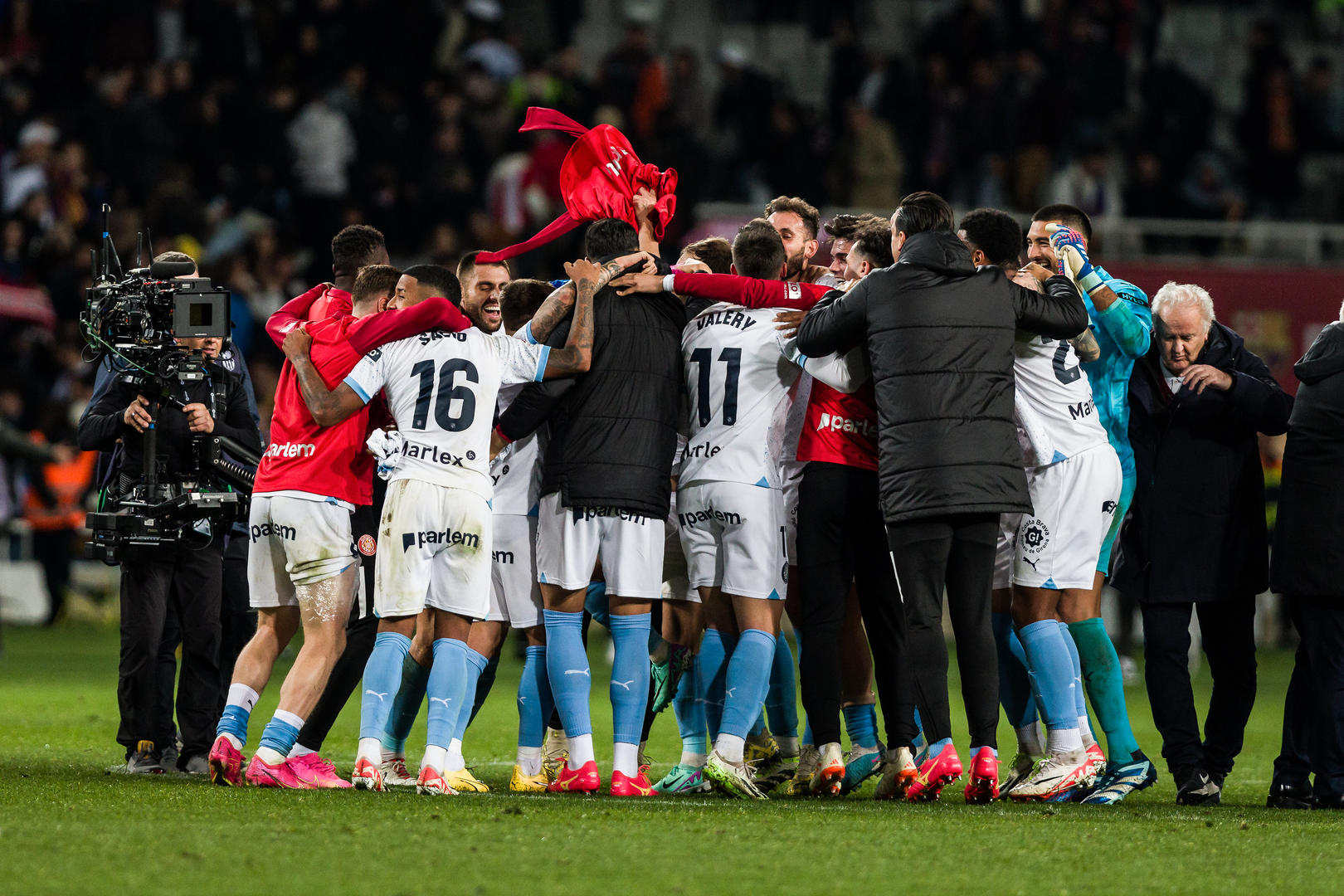 足球盛宴火爆进行,球场观众为胜利欢呼的简单介绍 足球盛宴火爆进行,球场观众为胜利欢呼的简单介绍