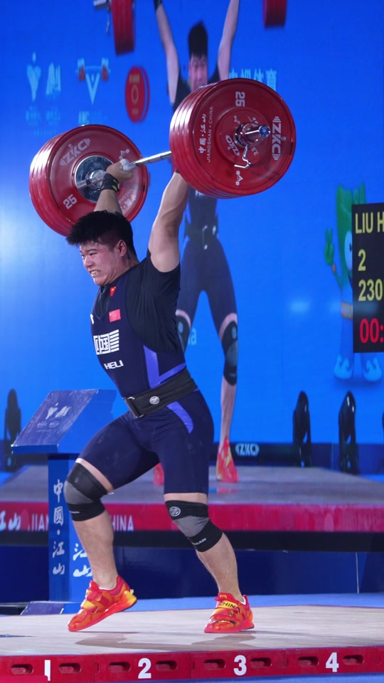 举重选手挺举发力,实现突破 举重选手挺举发力,实现突破