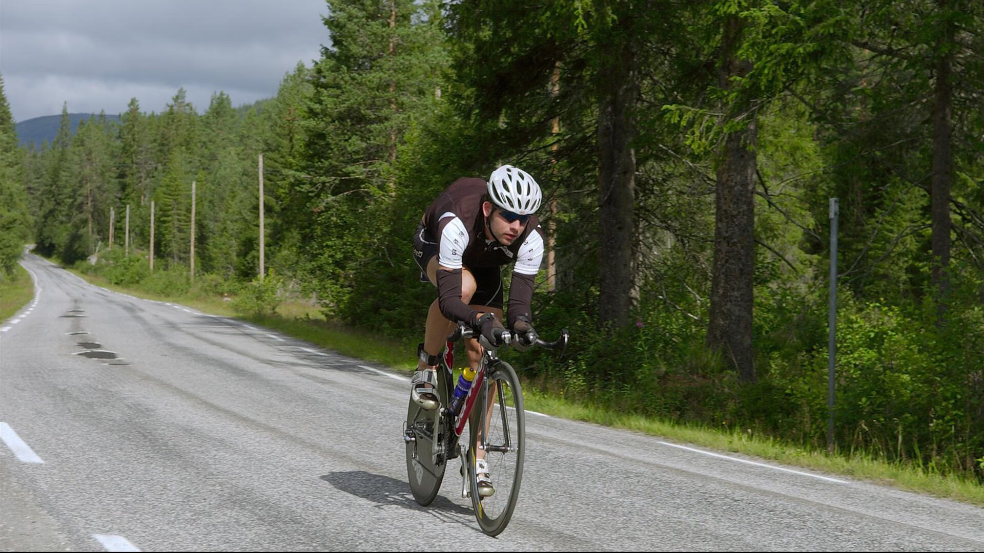 当巴格达的风吹过巴黎,篮球场的抵抗与足球场的王权