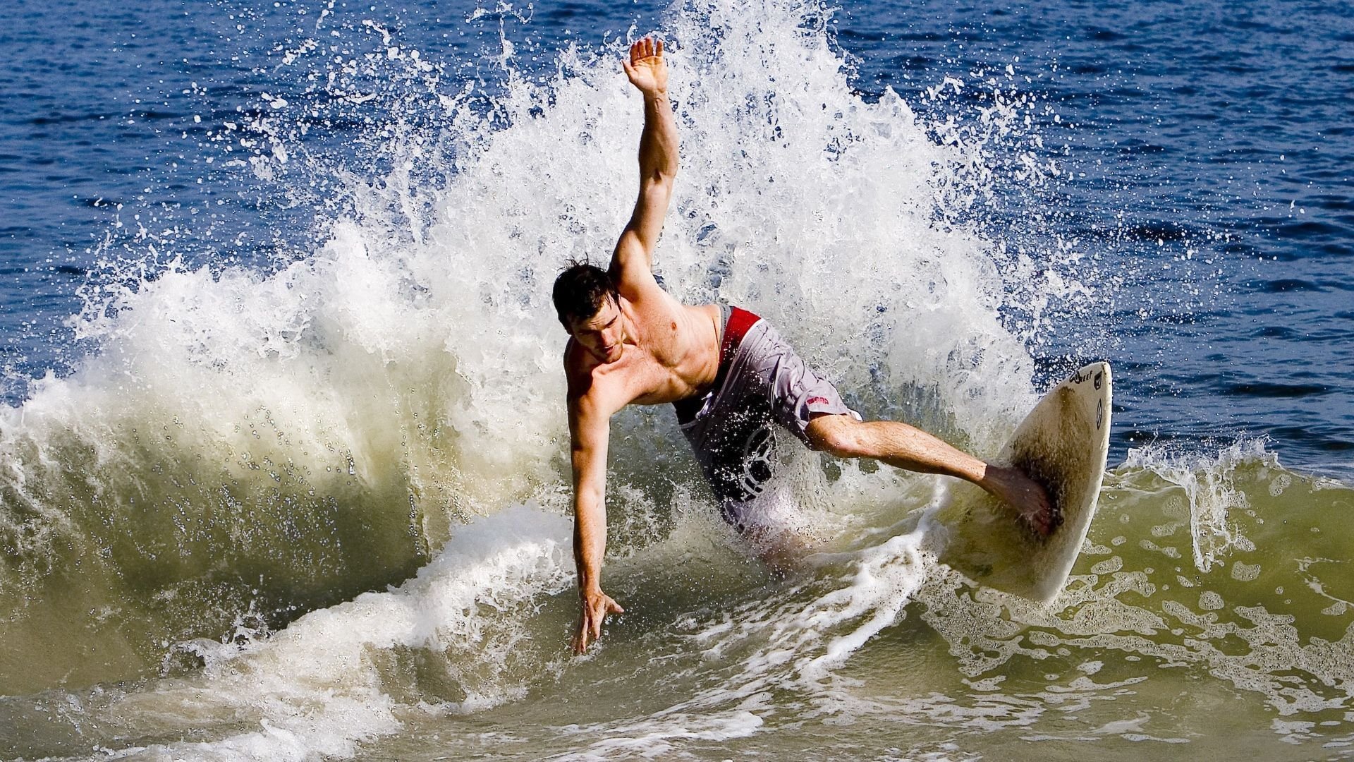 曼城防守锁死智利，京多安贡献制胜表现