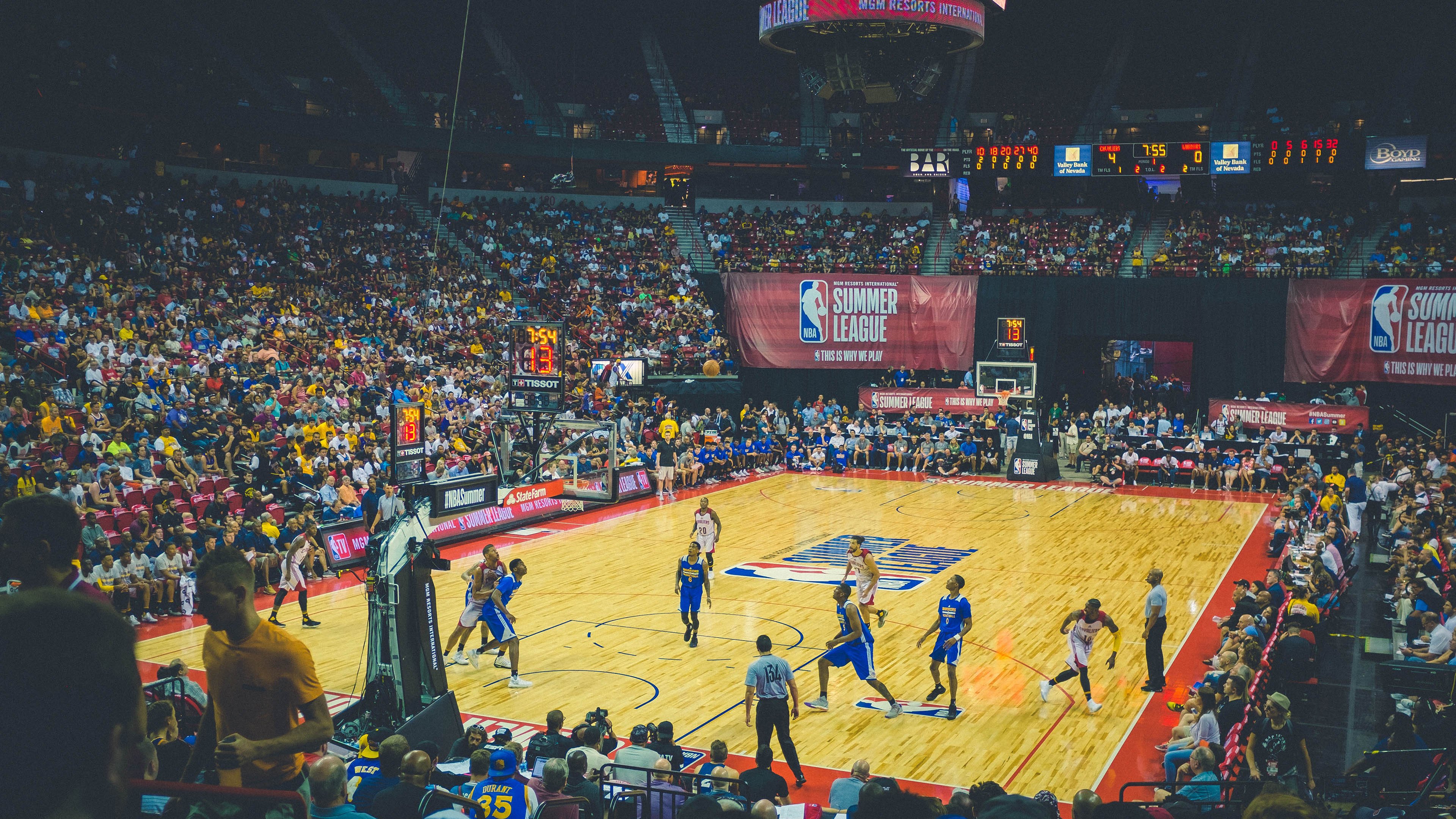 紫金军团全面开火，米切尔赛后评分拉满，湖人火力如何压制太阳？