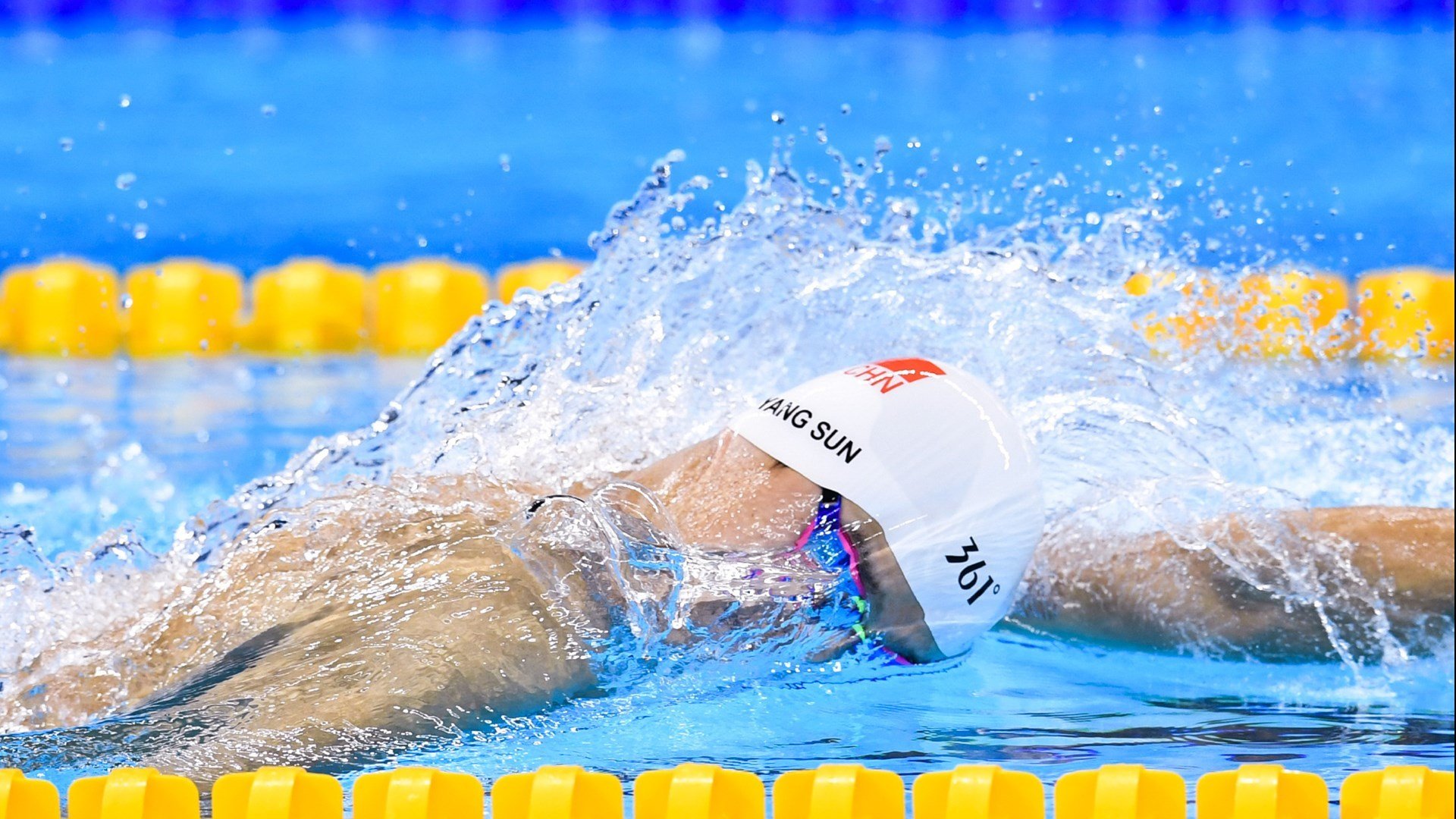 石宇奇绝杀点燃赛场！日本队力克印尼队，惊心动魄的羽球对决